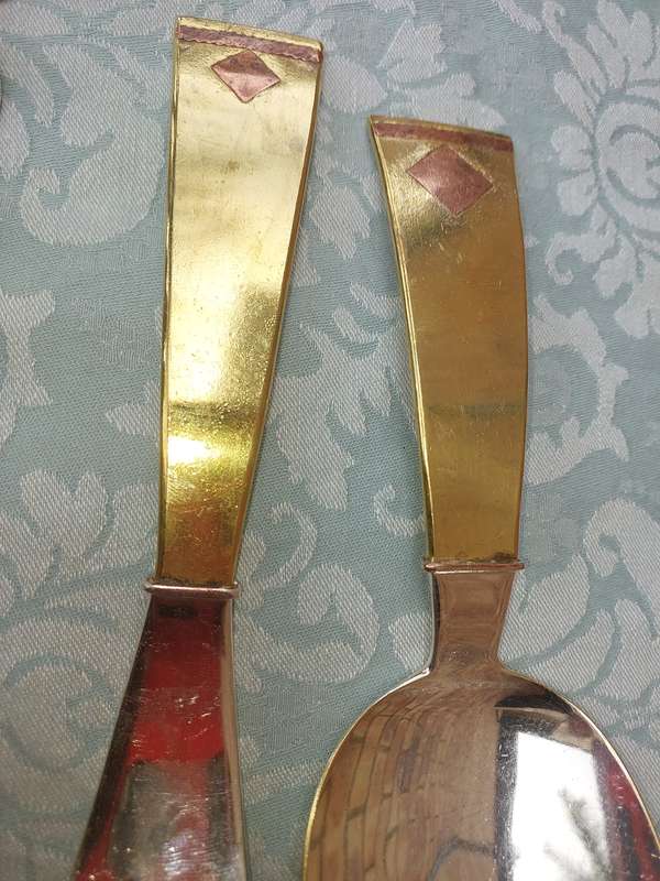 A VINTAGE SET ARTVARK SALAD LADELS AND A SET OF 8 STAINLESS STEEL NAPKIN RINGS