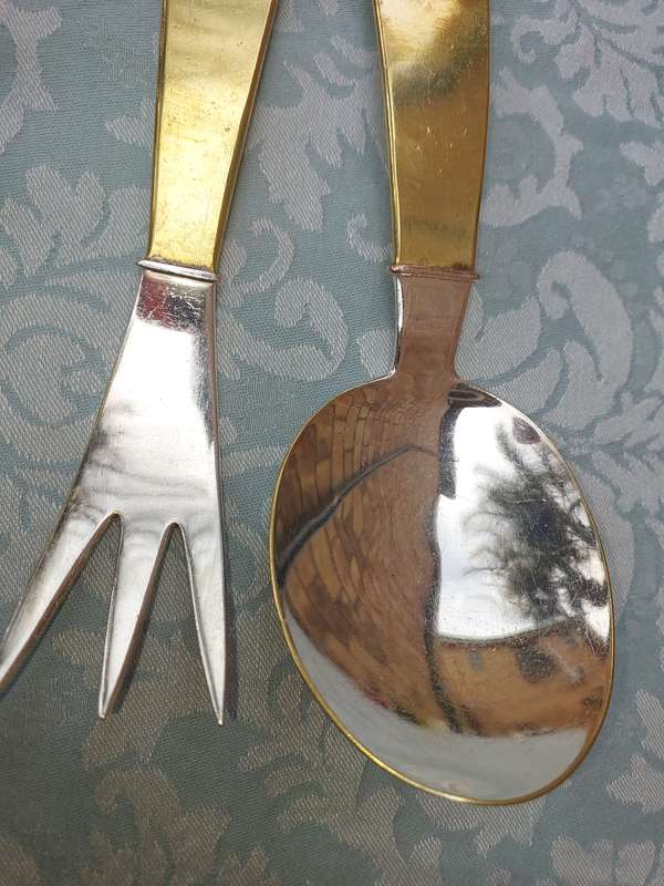 A VINTAGE SET ARTVARK SALAD LADELS AND A SET OF 8 STAINLESS STEEL NAPKIN RINGS