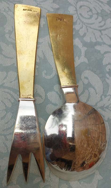 A VINTAGE SET ARTVARK SALAD LADELS AND A SET OF 8 STAINLESS STEEL NAPKIN RINGS