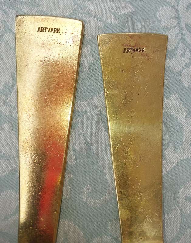 A VINTAGE SET ARTVARK SALAD LADELS AND A SET OF 8 STAINLESS STEEL NAPKIN RINGS