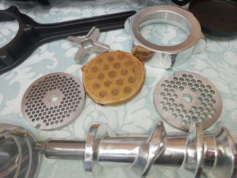 A VIRTUALLY BRAND NEW KENWOOD CHEF MAJOR MULTI FOOD GRINDER AT950A