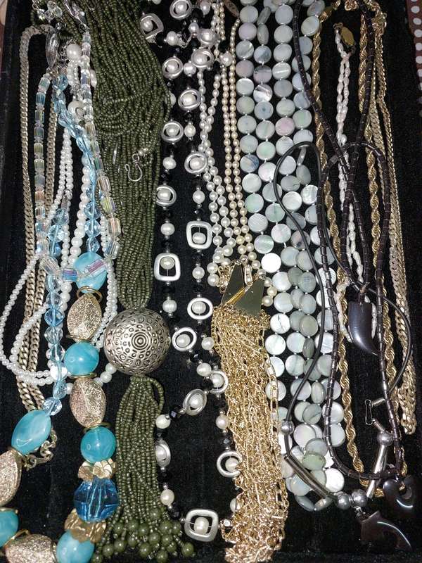 A VINTAGE COLLECTION QUALITY COSTUME NECKLACES