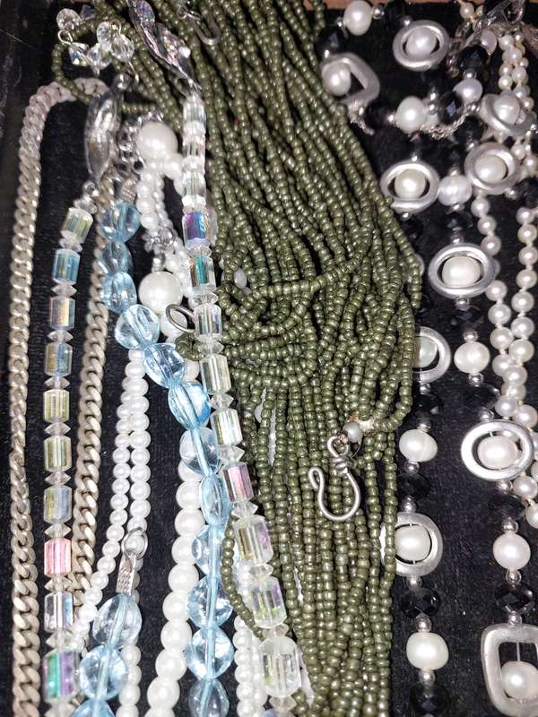 A VINTAGE COLLECTION QUALITY COSTUME NECKLACES