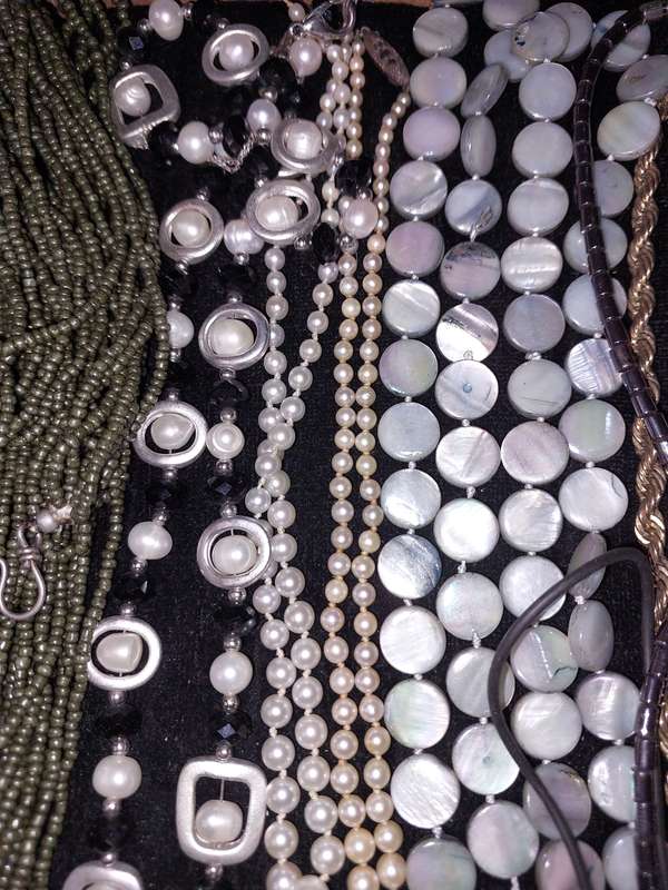 A VINTAGE COLLECTION QUALITY COSTUME NECKLACES