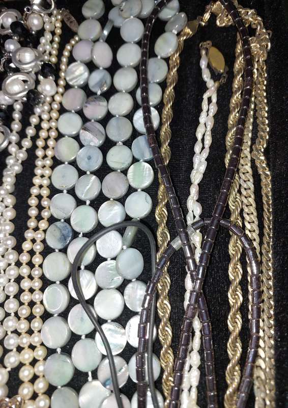 A VINTAGE COLLECTION QUALITY COSTUME NECKLACES