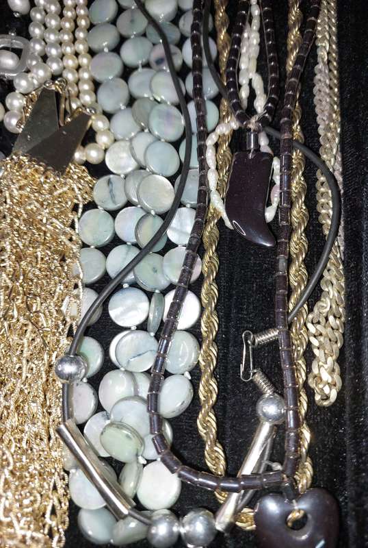 A VINTAGE COLLECTION QUALITY COSTUME NECKLACES