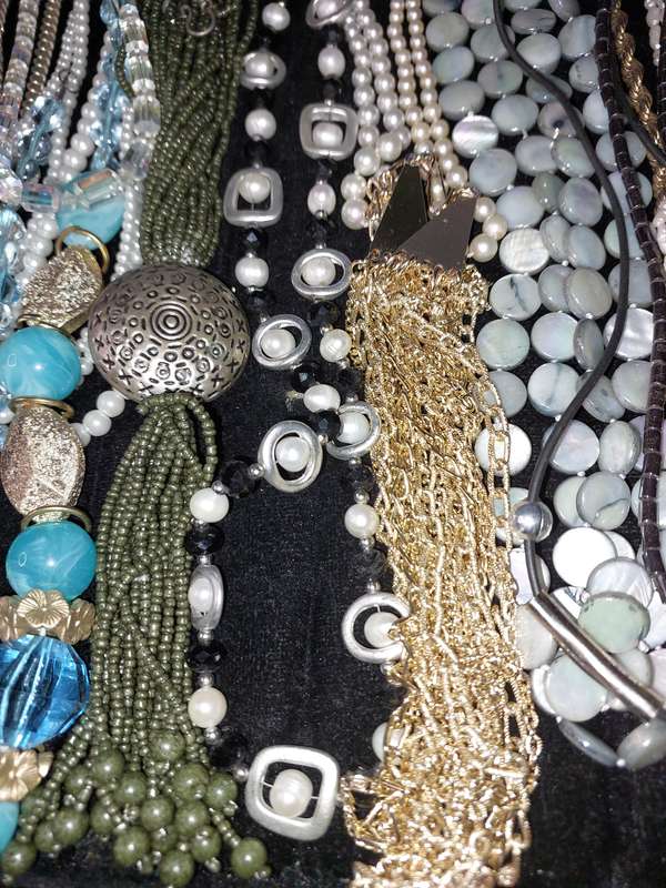 A VINTAGE COLLECTION QUALITY COSTUME NECKLACES