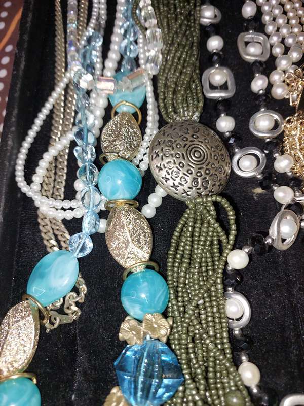 A VINTAGE COLLECTION QUALITY COSTUME NECKLACES