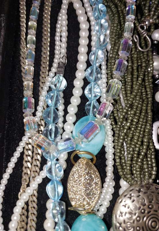 A VINTAGE COLLECTION QUALITY COSTUME NECKLACES