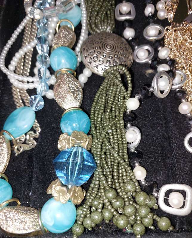 A VINTAGE COLLECTION QUALITY COSTUME NECKLACES