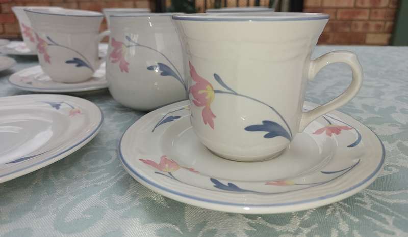 A COLLECTION OF 10 CUPS, 12 SAUCERS ,AND A MILK JUG AVONLEA