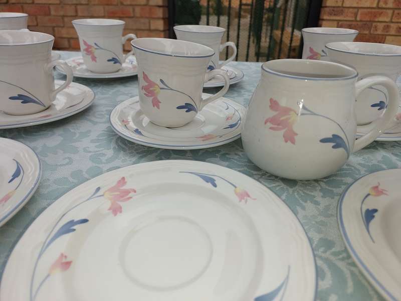 A COLLECTION OF 10 CUPS, 12 SAUCERS ,AND A MILK JUG AVONLEA