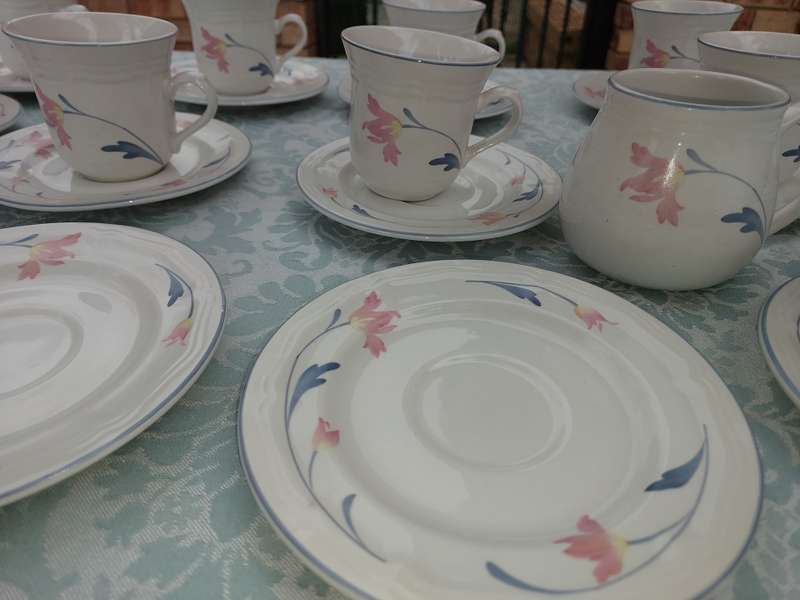 A COLLECTION OF 10 CUPS, 12 SAUCERS ,AND A MILK JUG AVONLEA