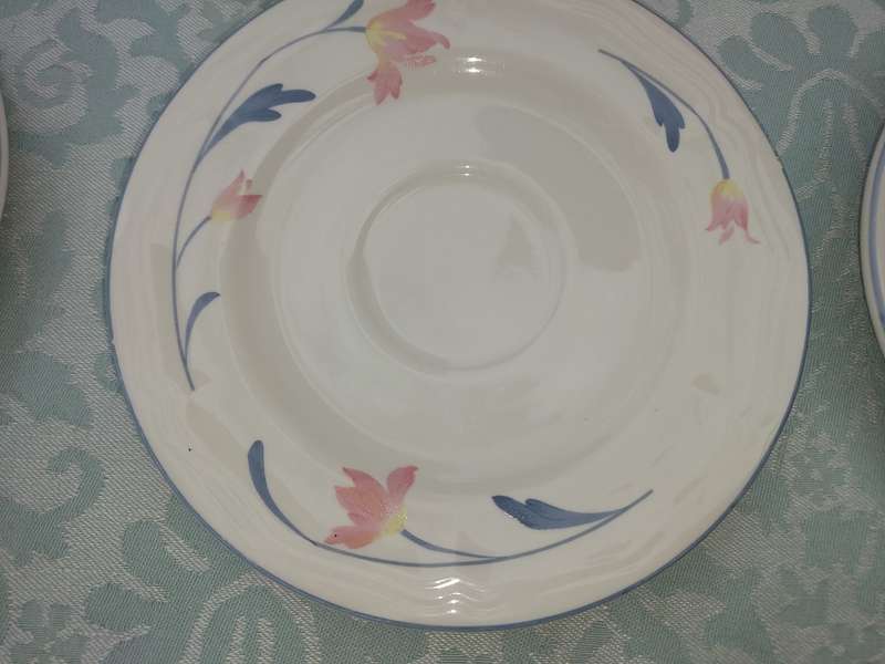 A COLLECTION OF 10 CUPS, 12 SAUCERS ,AND A MILK JUG AVONLEA