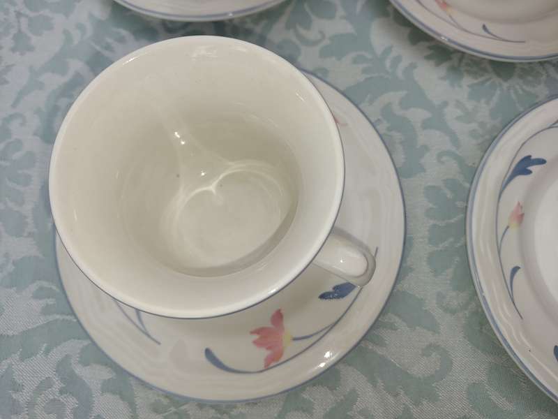 A COLLECTION OF 10 CUPS, 12 SAUCERS ,AND A MILK JUG AVONLEA