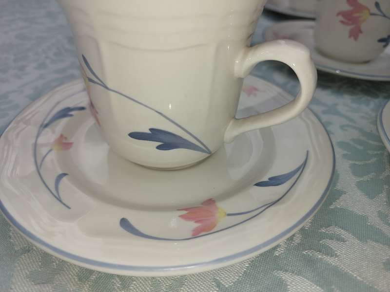 A COLLECTION OF 10 CUPS, 12 SAUCERS ,AND A MILK JUG AVONLEA