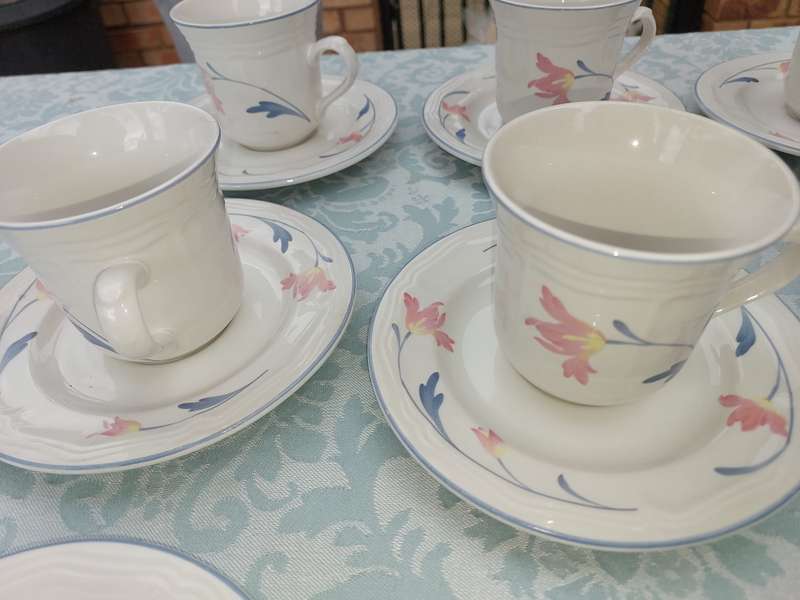 A COLLECTION OF 10 CUPS, 12 SAUCERS ,AND A MILK JUG AVONLEA
