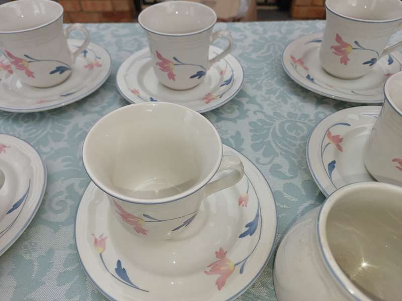 A COLLECTION OF 10 CUPS, 12 SAUCERS ,AND A MILK JUG AVONLEA