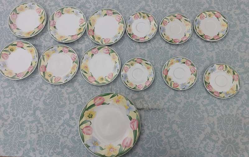 A 20 PIECE OOA CHINA SET LUNNS FINE CHINA TEA CUPS AND SAUCER