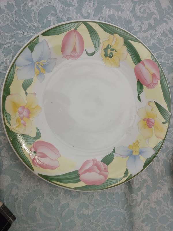 A 20 PIECE OOA CHINA SET LUNNS FINE CHINA TEA CUPS AND SAUCER