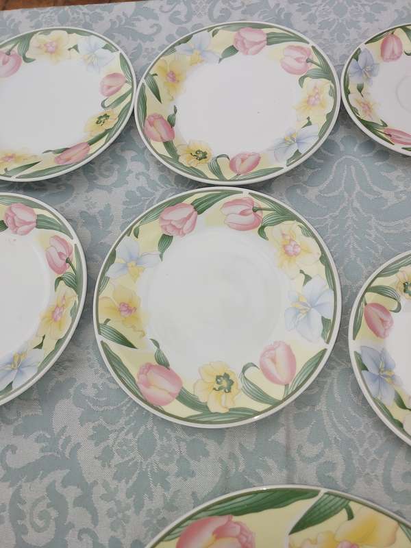 A 20 PIECE OOA CHINA SET LUNNS FINE CHINA TEA CUPS AND SAUCER
