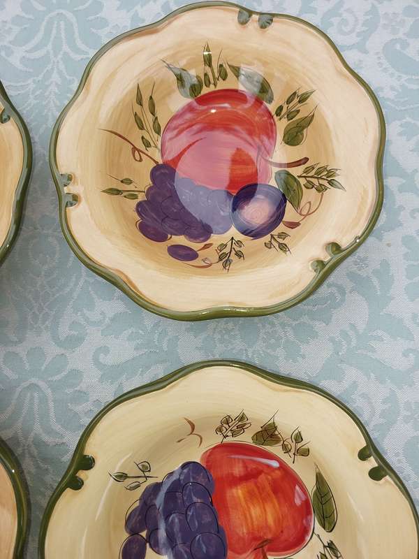 A SET OF EIGHT HAND PAINTED FRUIT SCENE FRUIT BOWLS MADE IN CHINA