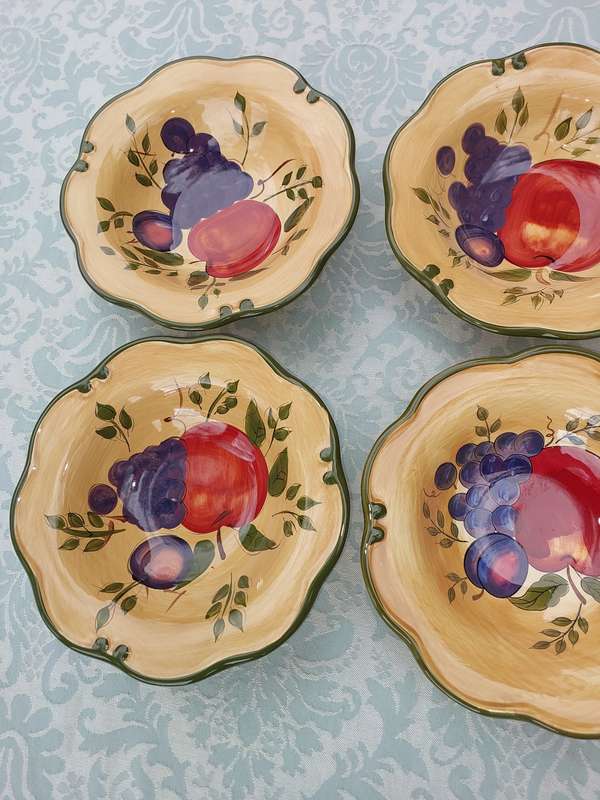 A SET OF EIGHT HAND PAINTED FRUIT SCENE FRUIT BOWLS MADE IN CHINA