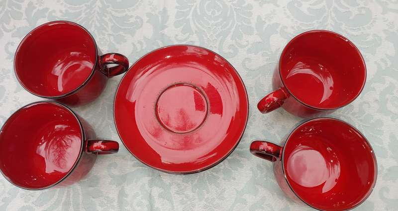 A COLLECTION OF 4 CUPS AND THREE SUCERS BY VILLEROY &BOCH CARDOBA MADE IN LUXEMBERG RED SOLD AS IS