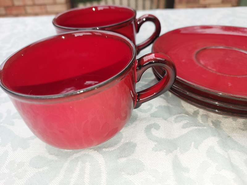 A COLLECTION OF 4 CUPS AND THREE SUCERS BY VILLEROY &BOCH CARDOBA MADE IN LUXEMBERG RED SOLD AS IS