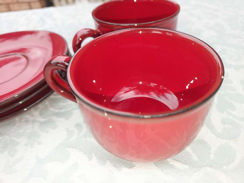 A COLLECTION OF 4 CUPS AND THREE SUCERS BY VILLEROY &BOCH CARDOBA MADE IN LUXEMBERG RED SOLD AS IS