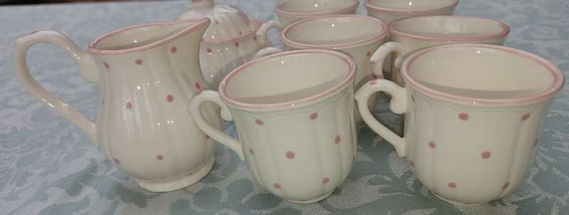 A VINTAGE SET OF 6 COFFEE CUPS, A MILK JUG AND A SUGAR BOWL WITH A LID BY SALINS LES BAINS FRANCE PO