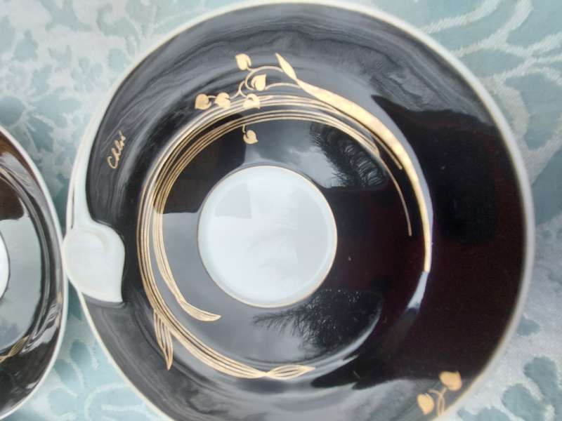A SET 6 CLO'E SAUCERS OR SIDE PLATES