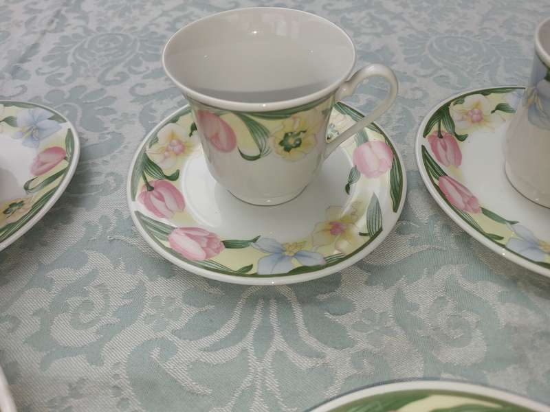 A 20 PIECE OOA CHINA SET LUNNS FINE CHINA TEA CUPS AND SAUCER