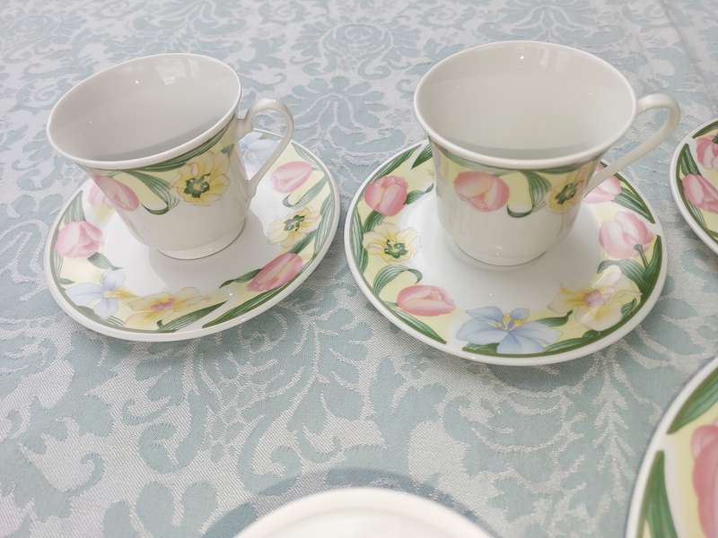 A 20 PIECE OOA CHINA SET LUNNS FINE CHINA TEA CUPS AND SAUCER