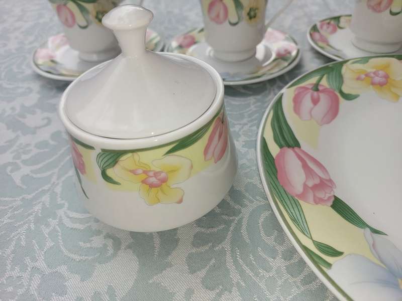 A 20 PIECE OOA CHINA SET LUNNS FINE CHINA TEA CUPS AND SAUCER