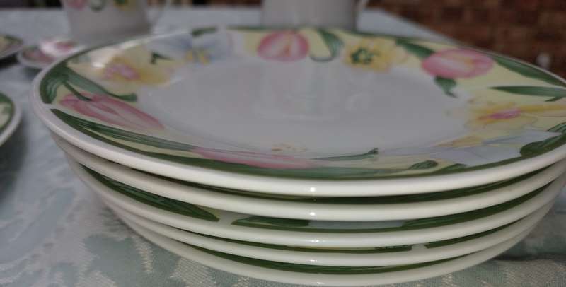 A 20 PIECE OOA CHINA SET LUNNS FINE CHINA TEA CUPS AND SAUCER