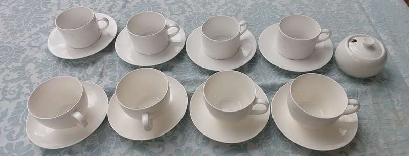 A COLLECTION OF 8 CUPS AND SAUCERS AND A SUGAR BOWL