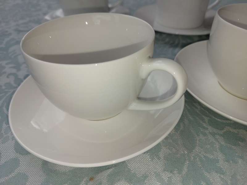 A COLLECTION OF 8 CUPS AND SAUCERS AND A SUGAR BOWL