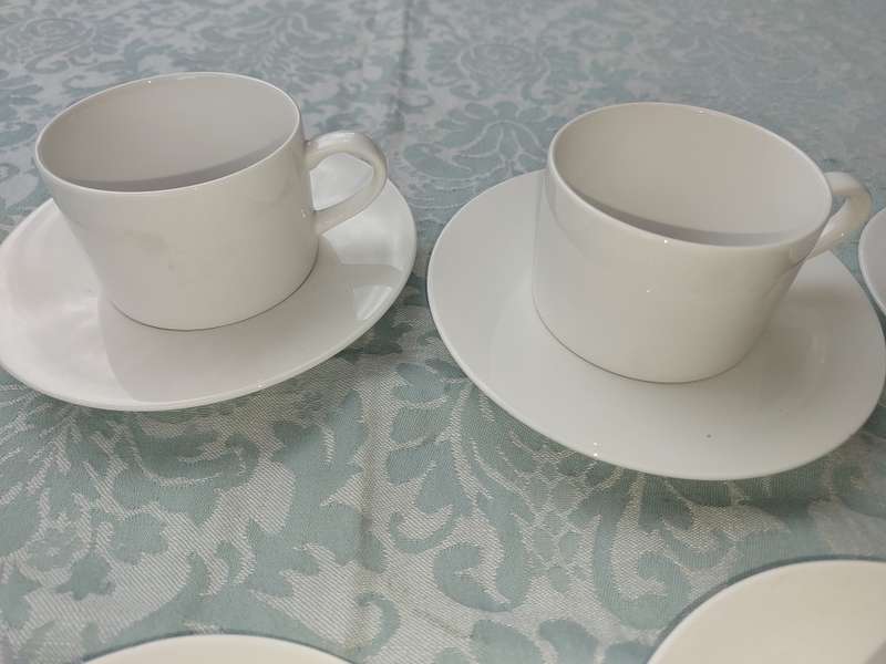 A COLLECTION OF 8 CUPS AND SAUCERS AND A SUGAR BOWL