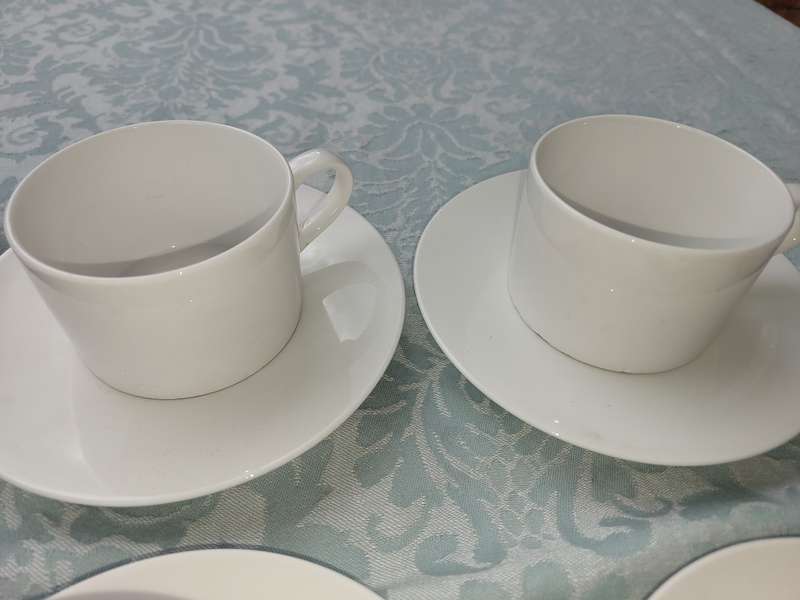 A COLLECTION OF 8 CUPS AND SAUCERS AND A SUGAR BOWL