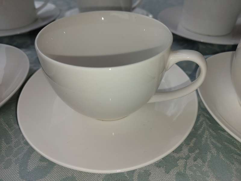 A COLLECTION OF 8 CUPS AND SAUCERS AND A SUGAR BOWL