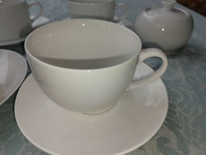 A COLLECTION OF 8 CUPS AND SAUCERS AND A SUGAR BOWL