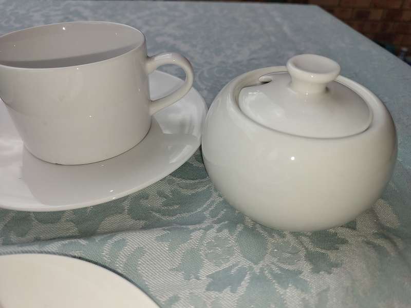 A COLLECTION OF 8 CUPS AND SAUCERS AND A SUGAR BOWL