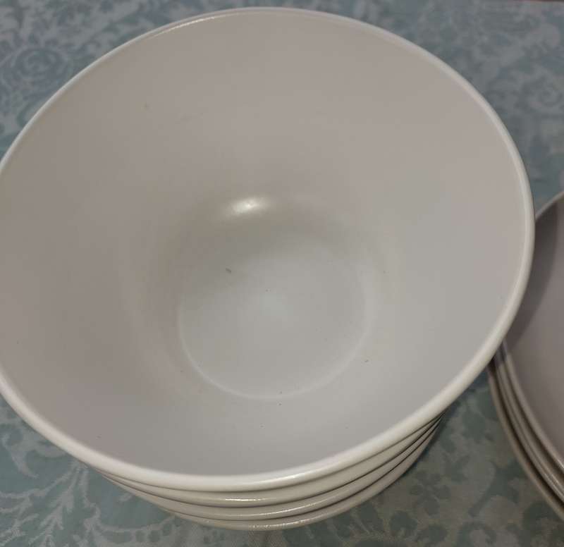 A 12 PIECE CERAMIC DINNER SET OFF WHITE IN COLOUR SOLD AS IS