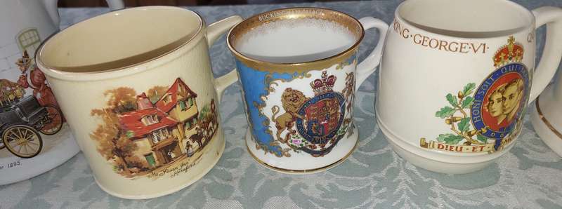 A COLLECTION OF VINTAGE AND ANTIQUE MUGS AND BEER MUGS SOLD AS IS