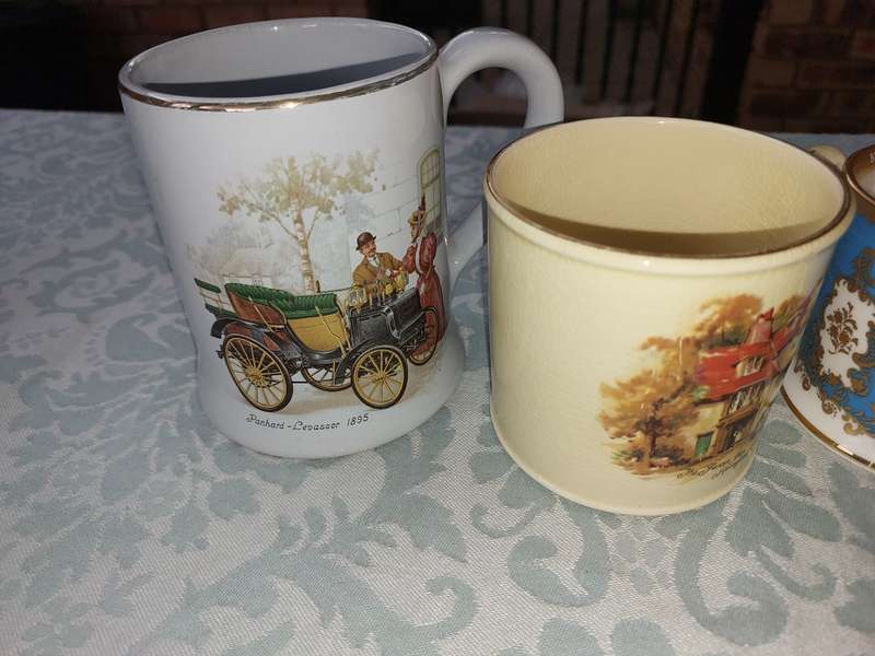 A COLLECTION OF VINTAGE AND ANTIQUE MUGS AND BEER MUGS SOLD AS IS