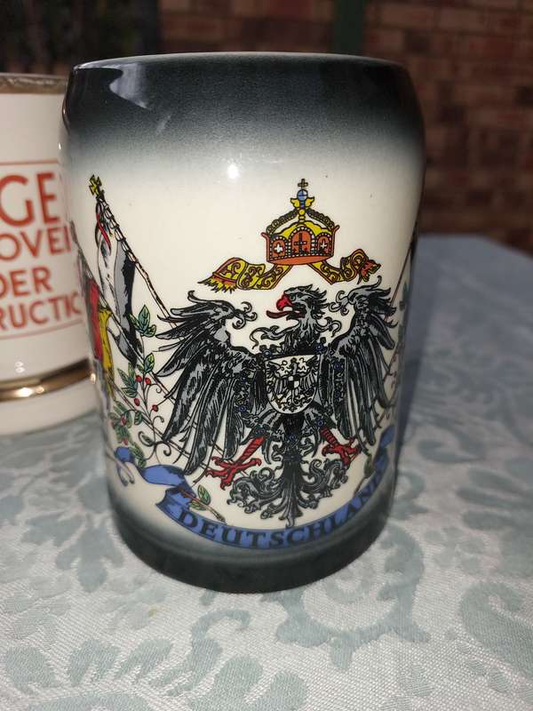 A COLLECTION OF VINTAGE AND ANTIQUE MUGS AND BEER MUGS SOLD AS IS