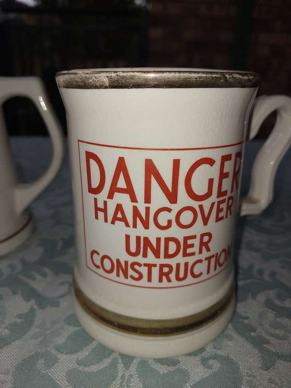 A COLLECTION OF VINTAGE AND ANTIQUE MUGS AND BEER MUGS SOLD AS IS