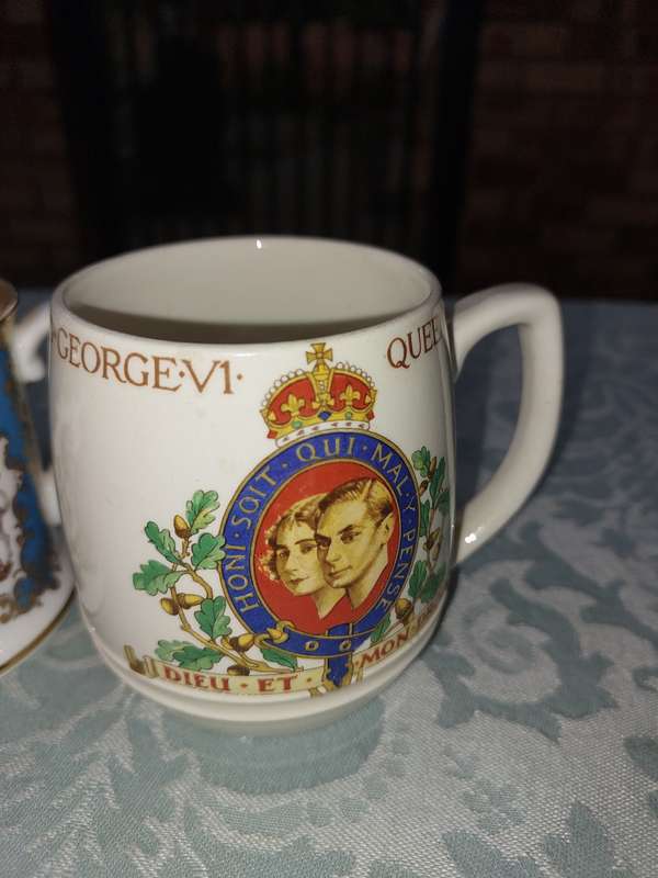 A COLLECTION OF VINTAGE AND ANTIQUE MUGS AND BEER MUGS SOLD AS IS