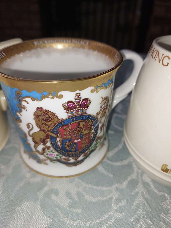 A COLLECTION OF VINTAGE AND ANTIQUE MUGS AND BEER MUGS SOLD AS IS